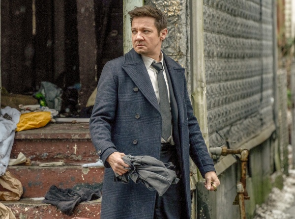 Mike McLusky (Jeremy Renner) recherchiert in seiner Stadt