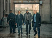 Ian (Hugh Dillon, r.) informiert Mike (Jeremy Renner) und Stevie (Derek Webster, M.)