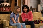 Nikki berät Leia (Callie Haverda, l.) in Fragen der Liebe