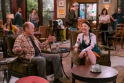 Morgan (Sherry Cola) bedient Red (Kurtwood Smith) im Café