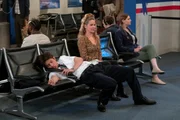 Sherri (Andrea Anders) ermüdet Pilot Travis (Matt Rife)