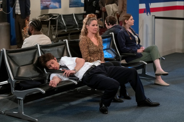 Sherri (Andrea Anders) ermüdet Pilot Travis (Matt Rife)