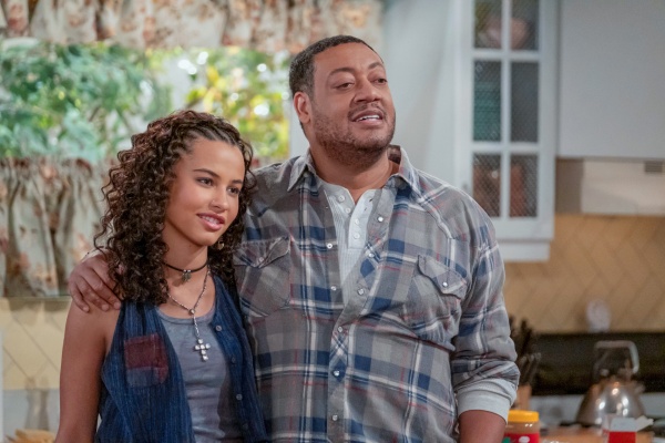 Otis (Cedric Yarbrough) gängelt Gwen (Ashley Aufderheide)