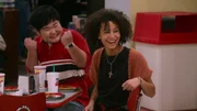 Ozzie (Reyn Doi) und Gwen jubeln über Erfolg
