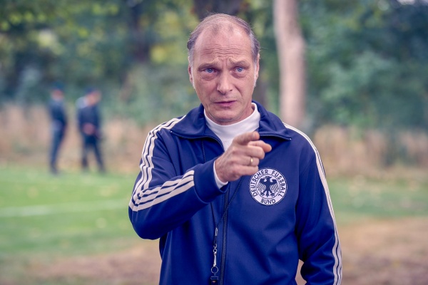 Trainer Helmut Schön (Martin Brambach) redet Klartext