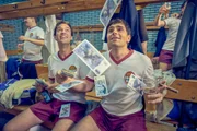 Gerd (Markus Krojer, r.) und Franz (Moritz Lehmann) feiern