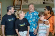 Edwin irritiert Tony Brandl (Rick Kavavian, l.) mit seiner Familie