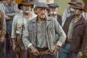 Banner Creighton (Jerome Flynn, M.) wiegelt Schäfer auf