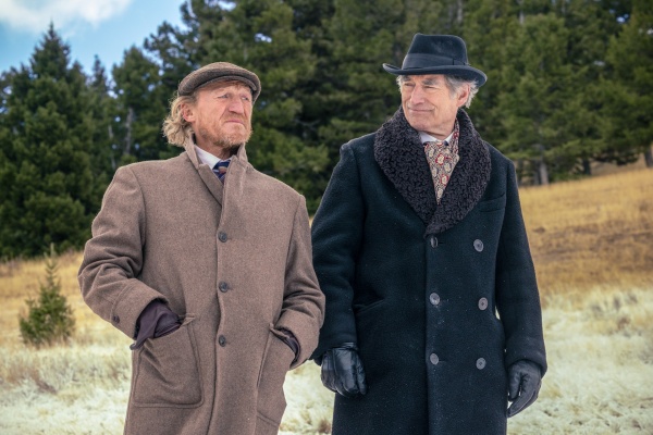 Banner Creighton (Jerome Flynn, l.) folgt Donald Whitfield (Timothy Dalton)