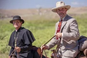 Marshal Kent (Jamie McShane) hilft Vater Renauld (Sebastian Roché, l.)