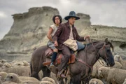 Hank (Michael Greyeyes) beschützt Teonna Rainwater