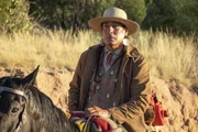 Runs His Horse (Michael Spears) bleibt wachsam