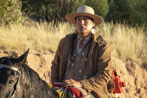 Runs His Horse (Michael Spears) bleibt wachsam