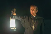 Sadistisch leitet Pater Renaud (Sebastian Roché) das Internat