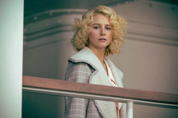 Alexandra (Julia Schlaepfer) reist nach Amerika