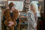 Hillary (Janet Montgomery, l.) mag Alexandra (Julia Schlaepfer)