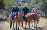 Marshall Thomas (Ross Crain, l.) hilft Pater Renaud und Kent (James McShane)