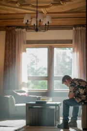 Will Taylor (Oliver Jackson-Cohen) wirkt verwirrt