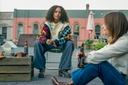 Ash (Morgana Van Peebles, l.) hängt an Liv (Jenna Coleman)
