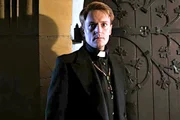 Pater Michael (Joe Berns) verschwindet über Nacht