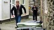 Josh Woods (Chris Jenks) will PC Kelby Hartford (Dylan Llewellyn) entkommen