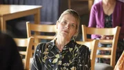Helen Linder (Andrea Lowe) h&ouml;rt aufmerksam zu