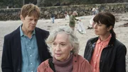 Humphrey (Kris Marshall) und Esther (Zahra Ahmadi) misstrauen Maud Dingleby (Susan Penhaligon, M.)