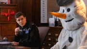 Der seltsame Schneemann (Phil Wang) erscheint PC Kelby Hartford (Dylan Llewellyn) vertraut