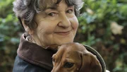 Hundefreundin Mavis (Elaine Claxton) wirkt doch so harmlos...