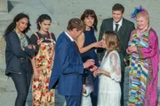 Humphrey und Martha (Sally Bretton) feiern mit Freunden