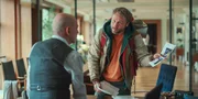 Mike (r.) besucht Anwalt Klaus Harthoff (Martin Wuttke)