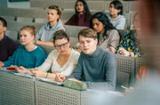 Viola (vorne 2.v.r.), Lennart (r.) und andere Studierende verlieren den Faden