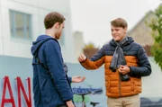Mit einem Geschenk erinnert Lennart (r.) an den Semesteranfang, als er Simon kennenlernte