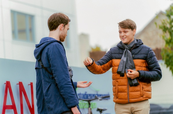 Mit einem Geschenk erinnert Lennart (r.) an den Semesteranfang, als er Simon kennenlernte