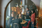 Stefan und seine Freunde trinken Schnaps in Susannes Café