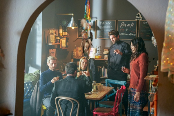 Stefan und seine Freunde trinken Schnaps in Susannes Café