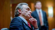 Woran denkt Vorstandsmitglied Horst Burgard (Peter Benedict)?