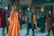 Sirisco (Tony Hale, l.) steht zwischen alten und neuen Gästen