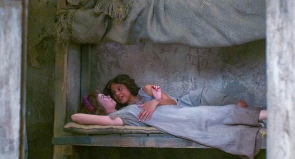Misia (Saoirse-Monica Jackson, l.) und Filomena träumen