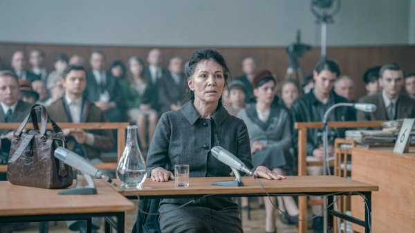 Rachel Cohen (Iris Berben) erscheint als Zeugin vor Gericht