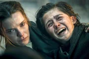 Sara (Betty Gilpin) und Devin (Preston Mota) leiden