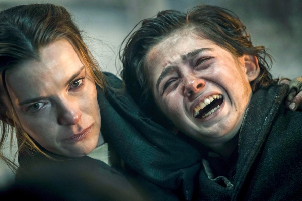 Sara (Betty Gilpin) und Devin (Preston Mota) leiden