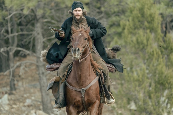 Isaac (Taylor Kitsch) reitet wie der Teufel