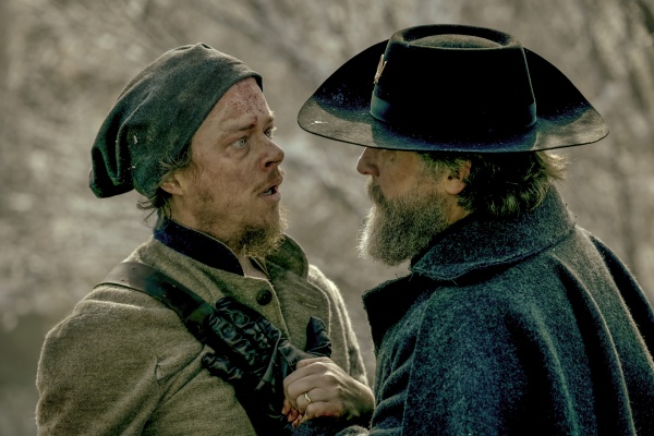 James (Joe Tippett) rückt Jacob (Dane DeHaan, l.) nahe