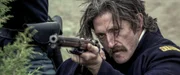 Captain Dellinger (Lucas Neff) schießt scharf
