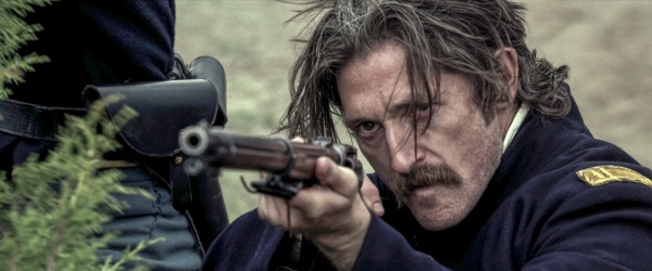 Captain Dellinger (Lucas Neff) schießt scharf