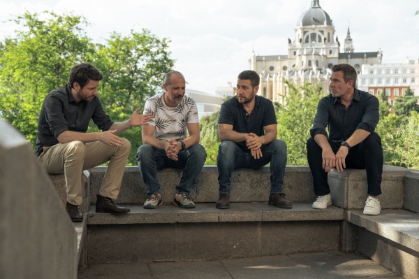 MACHOS ALFA (L to R) GORKA OTXOA as SANTI, FELE MARTINEZ as LUIS, RAúL TEJóN as RAúL, FERNANDO GIL as PEDRO in episode 20 of MACHOS ALFA. Cr. MANUEL FIESTAS/NETFLIX © 2023
