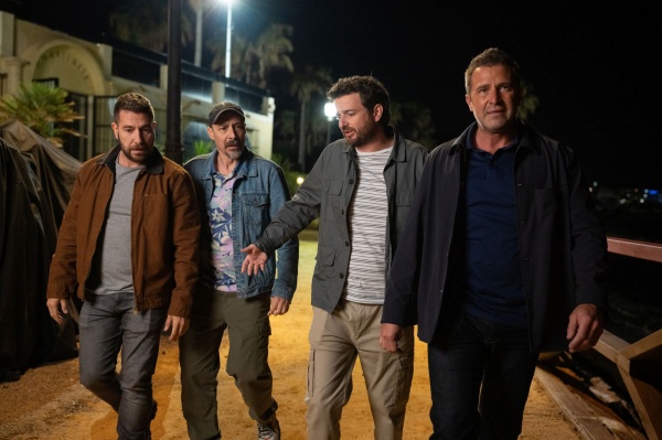 MACHOS ALFA (L to R) RAúL TEJóN as RAúL, FELE MARTINEZ as LUIS, GORKA OTXOA as SANTI, FERNANDO GIL as PEDRO in episode 14 of MACHOS ALFA. Cr. MANUEL FIESTAS/NETFLIX © 2023