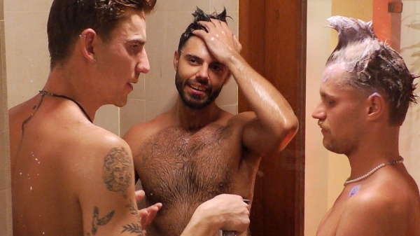 Basti, Martin und Aaron (v.l.) treffen sich unter der Dusche.
