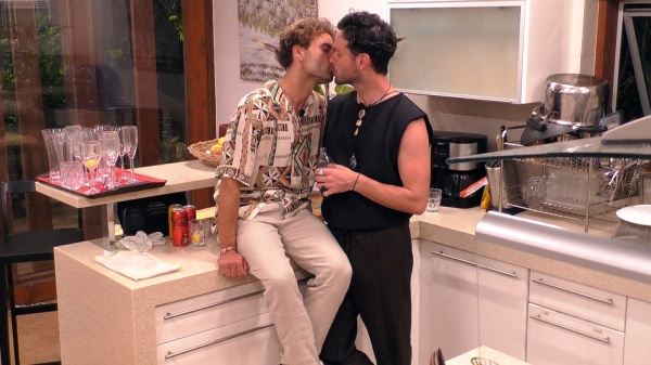 Nik (l.) und Philippe knutschen.